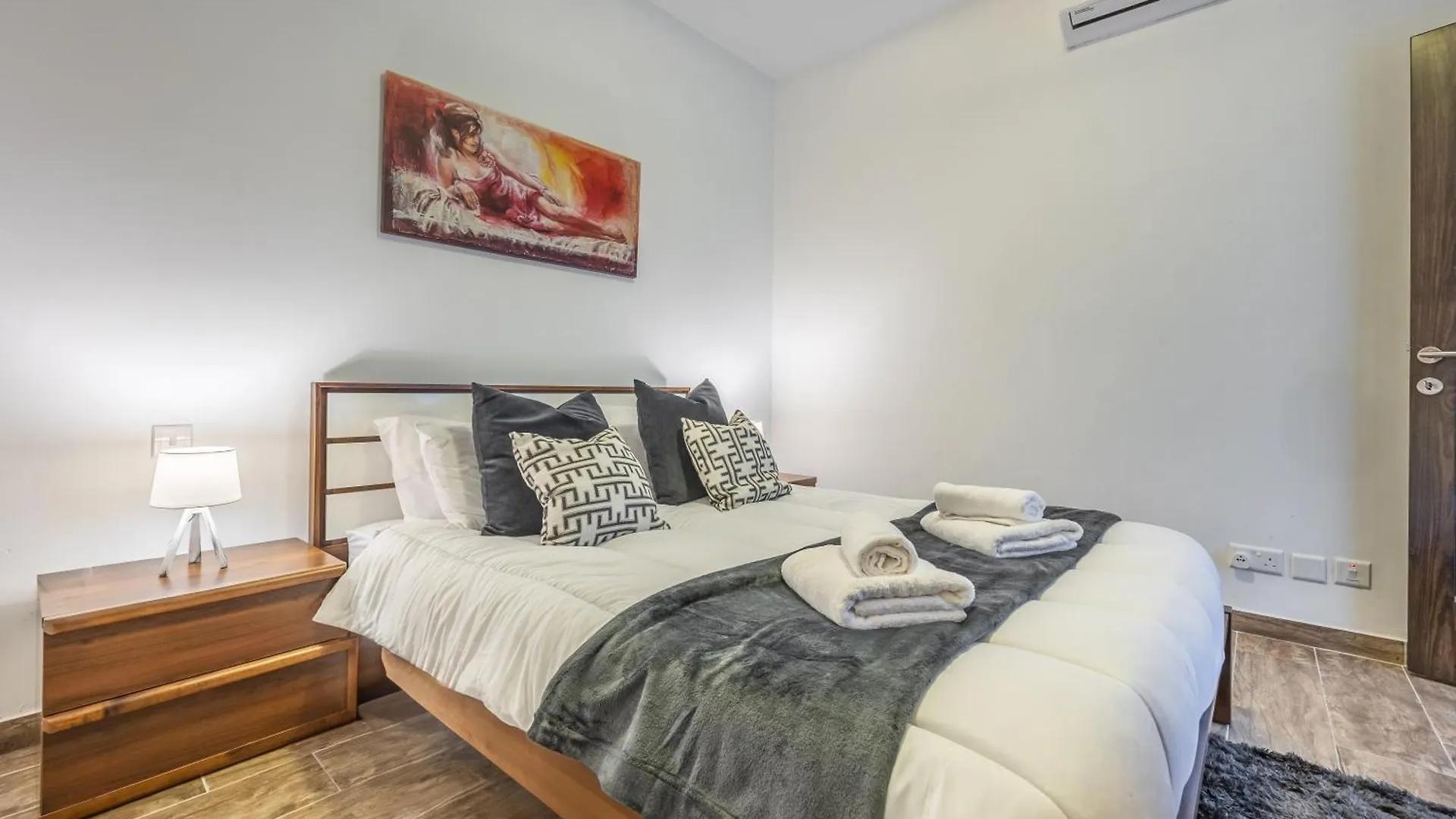 Large & Modern 3Br Seafront Apartment With Large Balcony - Close To Saint Julian'S, Sliema, & Manoel Island Gzira