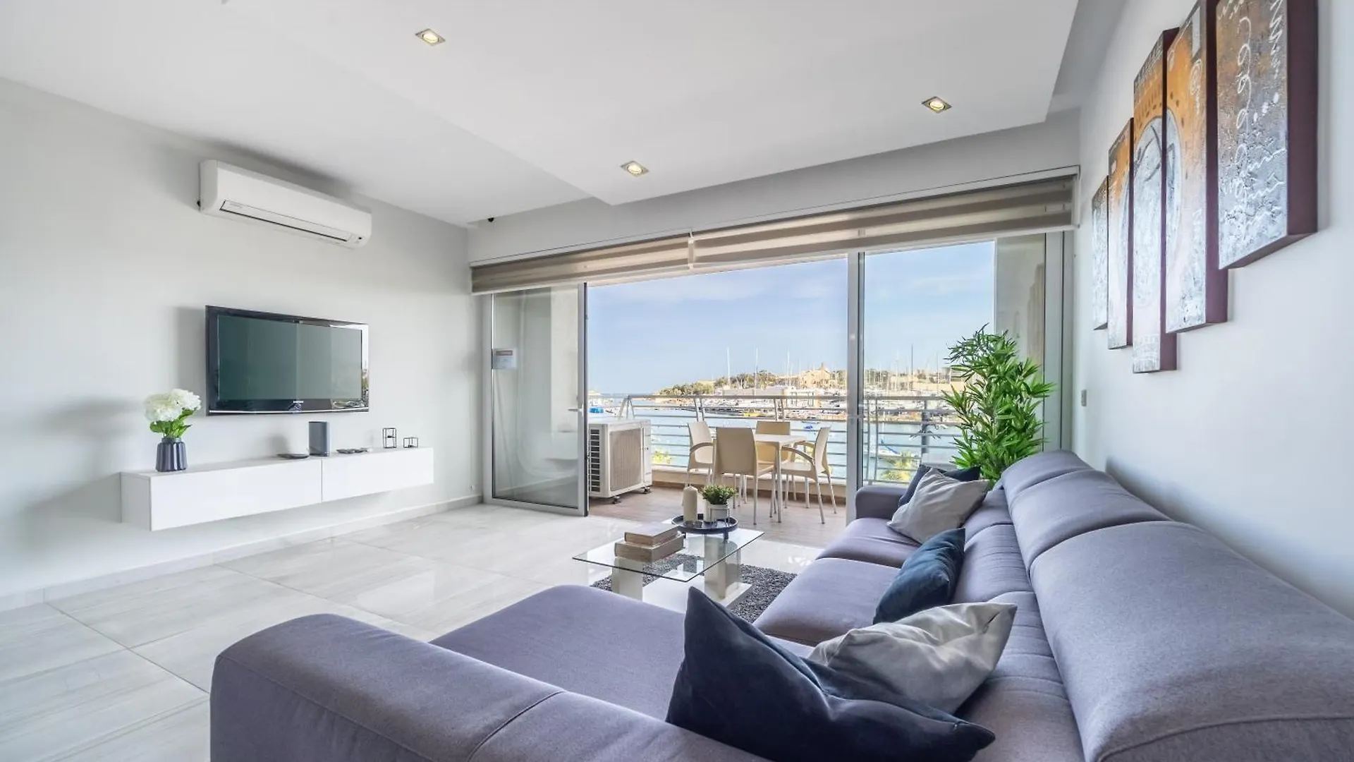 Large & Modern 3Br Seafront Apartment With Large Balcony - Close To Saint Julian'S, Sliema, & Manoel Island Gzira
