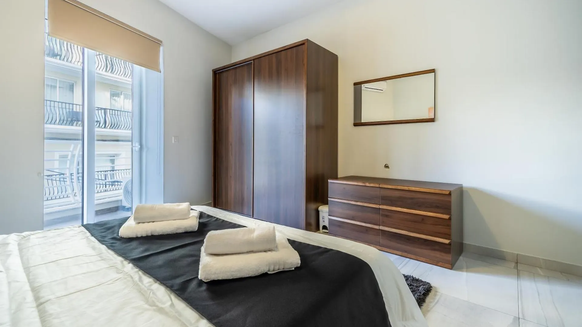 Large & Modern 3Br Seafront Apartment With Large Balcony - Close To Saint Julian'S, Sliema, & Manoel Island Gzira