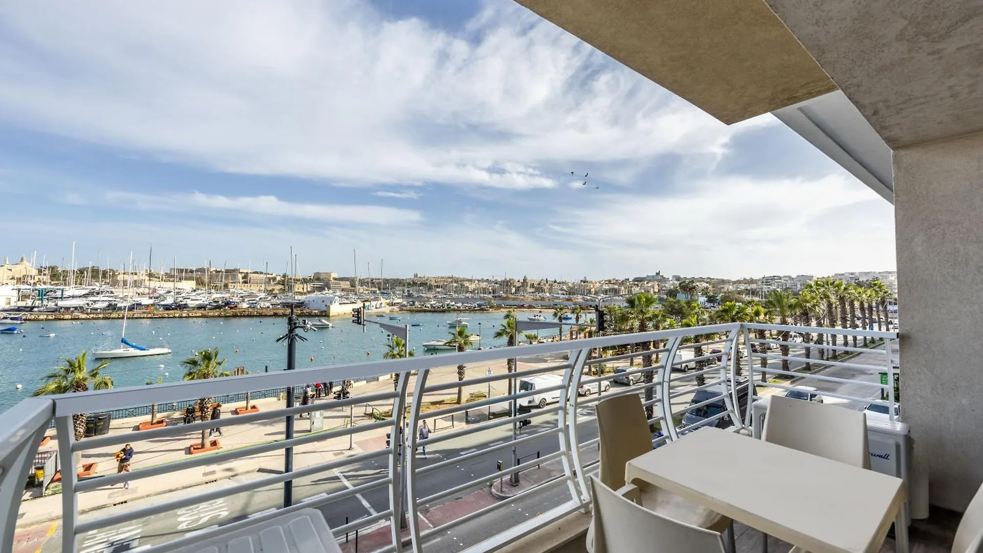 Large & Modern 3Br Seafront Apartment With Large Balcony - Close To Saint Julian'S, Sliema, & Manoel Island Gzira Malta