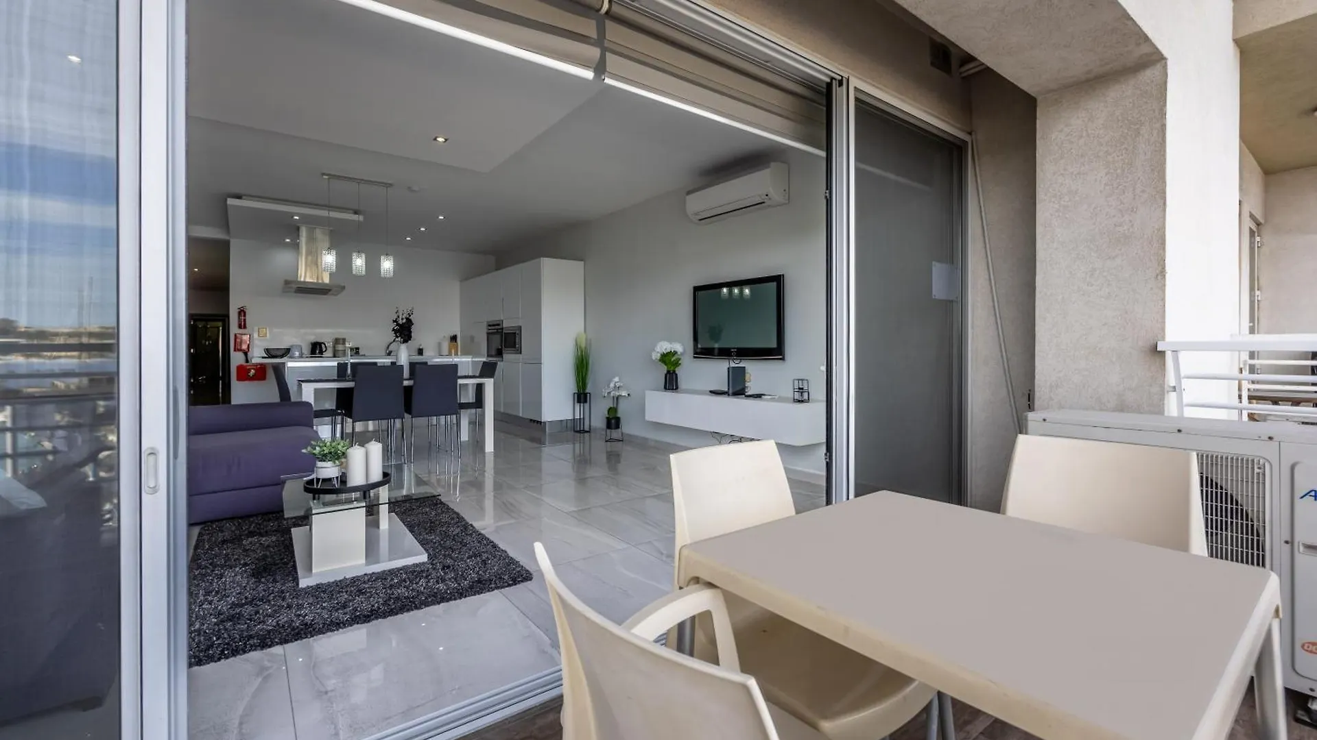 Large & Modern 3Br Seafront Apartment With Large Balcony - Close To Saint Julian'S, Sliema, & Manoel Island Gzira